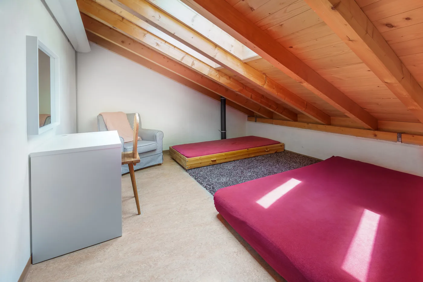 Kleines Zimmer unter dem Dach