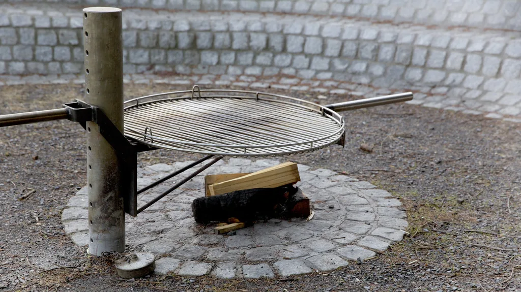 Feuerstelle mit Grill